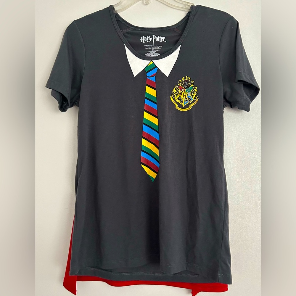 M Women’s Harry Potter shirt with red cloak attached